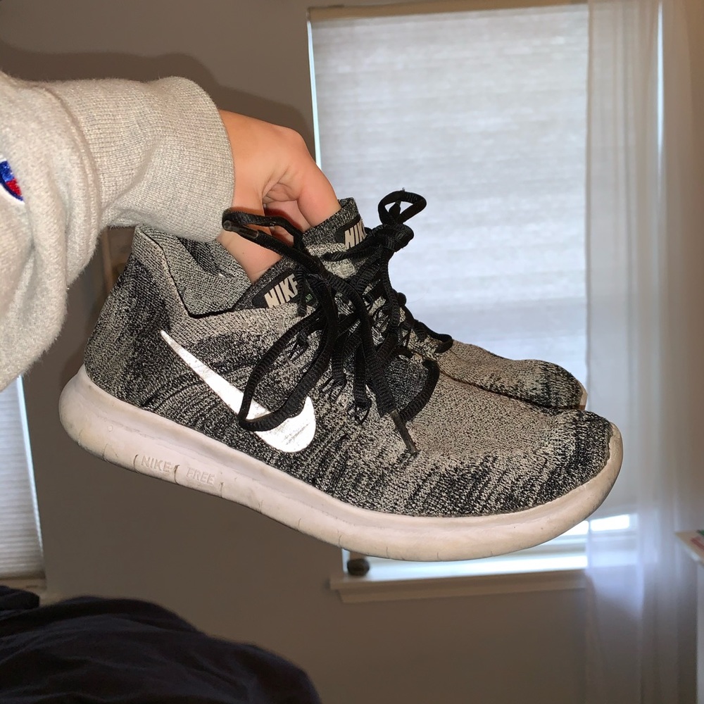 Nike freerun flyknit shoes women’s size 7 !!